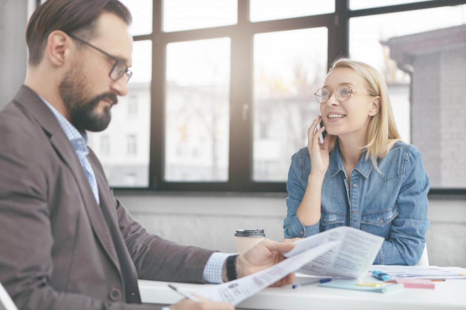 Workshopsituation mit Finanzplanungsunterlagen